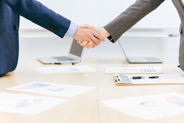クライアントと握手